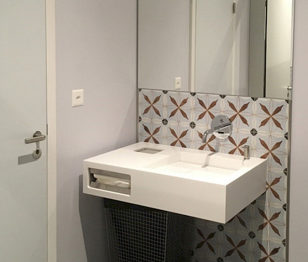 Theodorskirchplatz 7 I Basel - Haupteingang und Sitzungszimmer