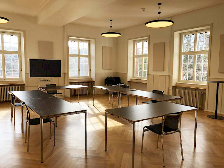 Theodorskirchplatz 7 I Basel - Haupteingang und Sitzungszimmer