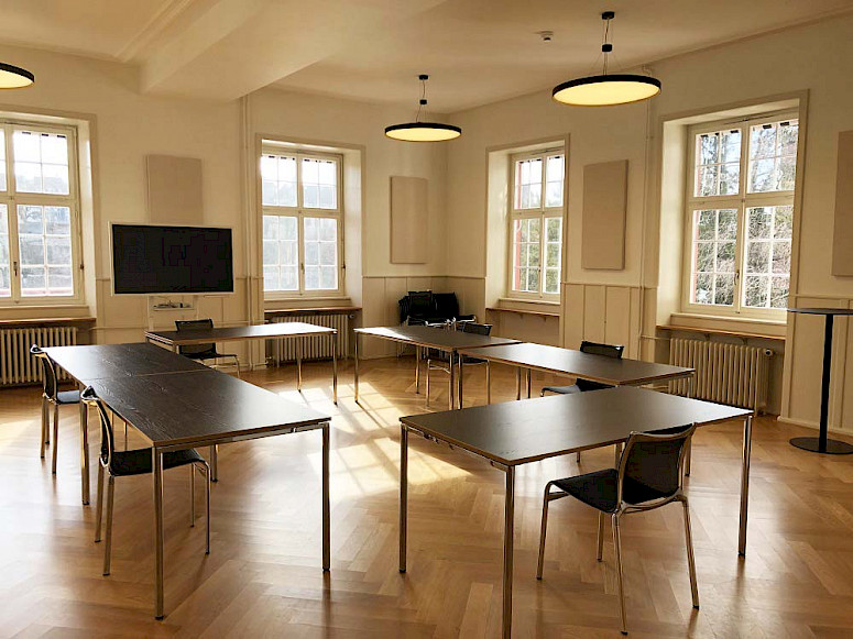 Theodorskirchplatz 7 I Basel - Haupteingang und Sitzungszimmer