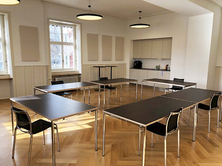 Theodorskirchplatz 7 I Basel - Haupteingang und Sitzungszimmer