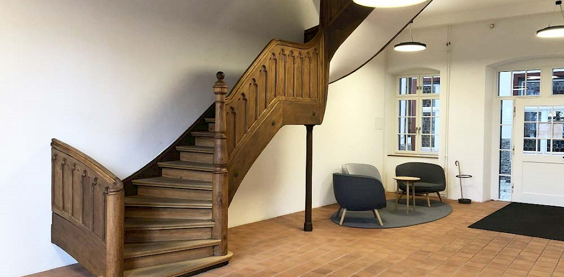 Theodorskirchplatz 7 I Basel - Haupteingang und Sitzungszimmer