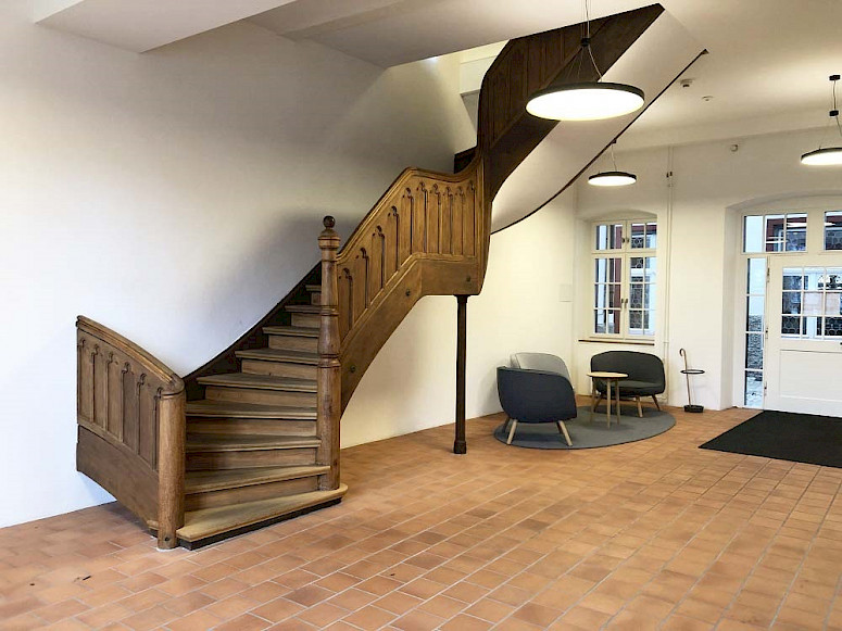 Theodorskirchplatz 7 I Basel - Haupteingang und Sitzungszimmer