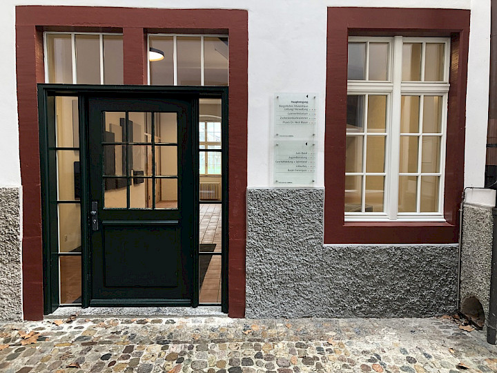 Theodorskirchplatz 7 I Basel - Haupteingang und Sitzungszimmer